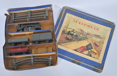 une boîte avec un train dessus et une boîte avec un train dessus