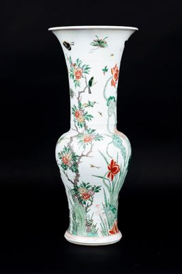 un vase blanc orné de fleurs rouges sur fond noir