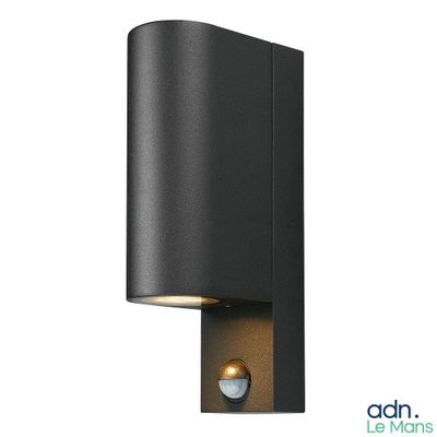 un gros plan d'une lampe fixée sur le côté d'un mur