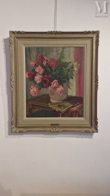 un tableau accroché au mur d'une pièce, représentant un vase de fleurs
