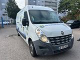 une camionnette blanche garée dans un parking