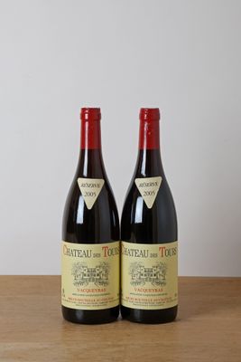 deux bouteilles de vin posées l'une à côté de l'autre sur une table en bois