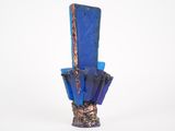 un vase bleu dans lequel se trouve une sorte de pierre