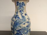un vase bleu et blanc posé sur une table noire