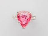 une bague en tourmaline rose et diamant