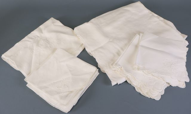 Joli service de table brodées de fleur comprenant 1 nappe et 12 s...