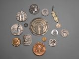 un lot de pièces de monnaie posées sur une table