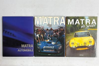 trois livres qui se trouvent côte à côte sur une étagère