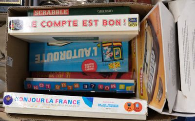 de nombreux livres dans une boîte posée par terre