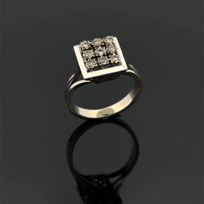 une bague en or blanc sertie de diamants sur un fond noir