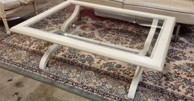 Table basse moderne en bois peint à plateau de verre en sert…