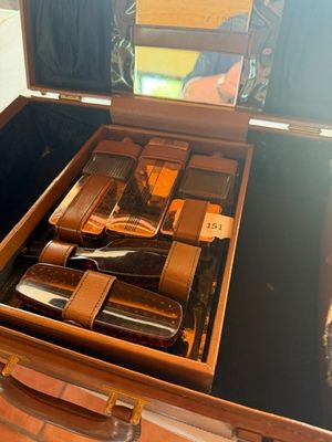 une valise contenant tout un tas d'objets