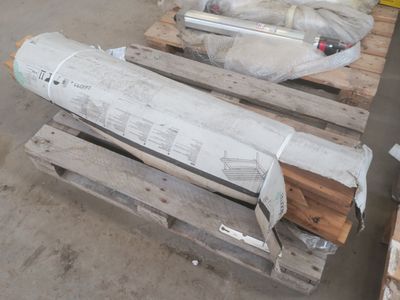 deux palettes en bois sur lesquelles sont posés tout un tas d'objets