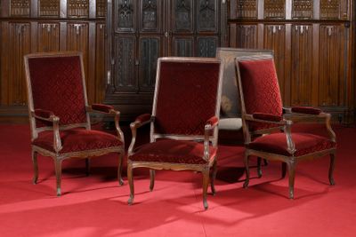 trois chaises qui se trouvent ensemble dans une pièce