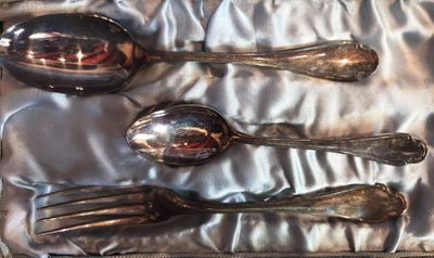 quatre cuillères et une fourchette dans un étui en argent