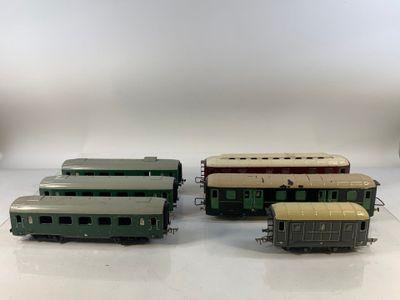 trois petits trains sont alignés sur une surface blanche