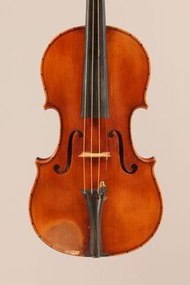 un vieux violon avec un archet sur fond blanc
