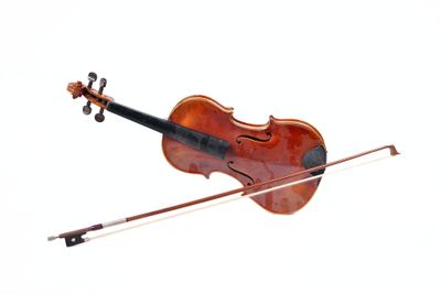 un violon posé par terre avec un archet