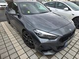 La BMW M140i est garée sur le bord de la route