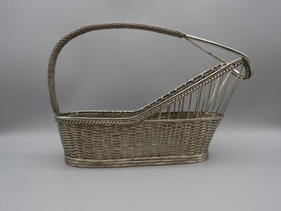 Panier à bouteille en vannerie de métal argenté, décor de ru…