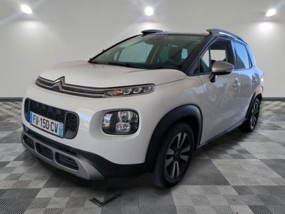 la citrole blanche est garee sur un carrelage en damier