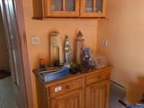 une armoire en bois avec des portes vitrées dans une cuisine