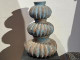 un vase bleu posé sur une table noire