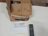 une boîte en carton avec une télécommande posée sur une table