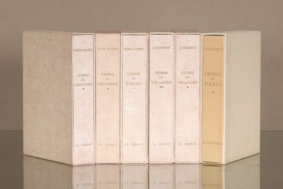 plusieurs livres sont empilés sur une table