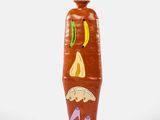 un vase marron orné d'un motif sur fond blanc