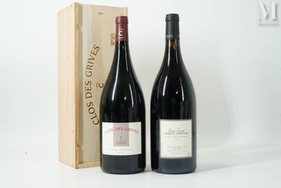 deux bouteilles de vin posées l'une à côté de l'autre sur une table