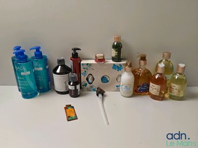 de nombreux types de produits de soins de la peau sur la table