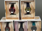 trois boîtes contenant quatre montres différentes, posées sur une table