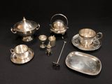 un assortiment d'objets plaqués argent sur un fond noir