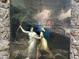 une peinture sur le mur d'un immeuble représentant deux femmes avec un arc et des flèches