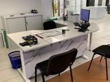 un bureau avec deux chaises et un ordinateur dessus