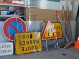 beaucoup de panneaux posés par terre