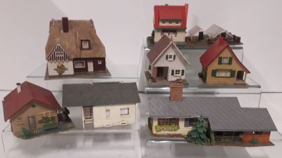 Lot de 7 maisons décoration jouef train