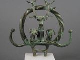 une image représentant une statue en bronze d'un homme à cheval