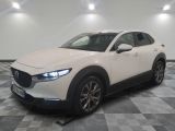 La Mazda CX-HR blanche est garée sur un sol à damier