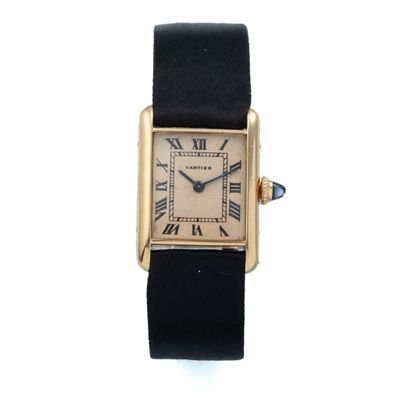 une photo d'une montre-bracelet plaquée or avec des chiffres romains