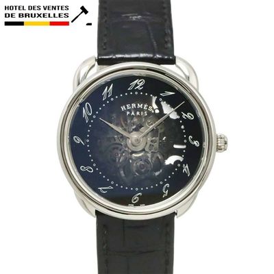 gros plan d'une montre-bracelet avec un cadran noir