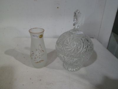 deux vases en verre posés sur une table l'un à côté de l'autre