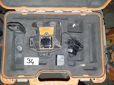 une mallette contenant un appareil photo, posée sur une table