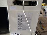 un appareil blanc posé sur un bureau