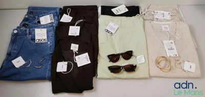 quatre paires de jeans et une paire de lunettes de soleil sont posées sur une table