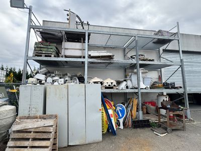 beaucoup de déchets par terre devant un immeuble
