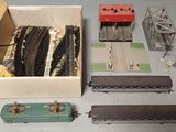 un grand nombre de trains miniatures posés sur une table
