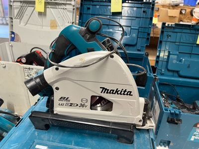 une machine posée sur une table bleue
