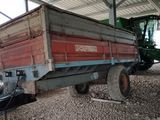 un camion garé sous un auvent